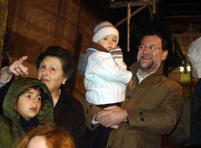 Mariano Rajoy, ayer, con su hijo pequeño en la cabalgata de Reyes de Pontevedra.