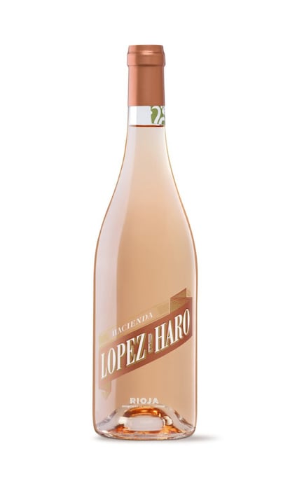 Vintae los experimentos siempre están encima de la mesa. Con Bodega Hacienda López de Haro quisieron recuperar la auténtica esencia del Rioja, a la vez que crear vinos actuales, contemporáneos. Es lo que han pretendido con el Rosé 2019, elaborado con viura y garnacha tinta. Visualmente presenta un color salmón muy pálido, con matices cobrizos y ligeras tonalidades grisáceas en el ribete. En nariz desprende notas florales y cítricas, acompañadas de frutas de pepita frescas y un fondo de piel de naranja. En boca es armonioso y envolvente. Precio: 6,50 euros.