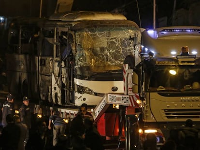 O ônibus atingido pela explosão. 