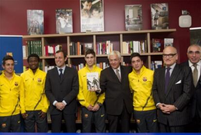 Carles Vilarrubí (segundo por la derecha), vicepresidente institucional del F.C. Barcelona, posa junto a Sandro Rosell, presidente del club blaugrana y algunos residentes de La Masía en un acto del club.