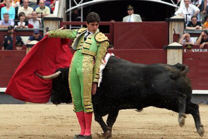 Sebastián Castella, durante el primero de su lote, ayer en Las Ventas.