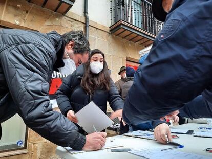 Uno de los puntos de recogida de firmas de Soria ¡Ya!, este diciembre.