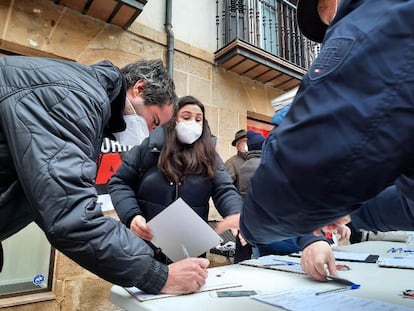 Uno de los puntos de recogida de firmas de Soria ¡Ya!, este diciembre.