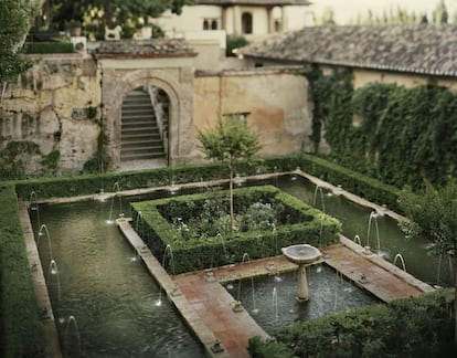 El patio de los Cipreses, con el murmullo de sus fuentes. La exposición del reabierto museo madrileño contrapone la personalidad de ambos artistas.