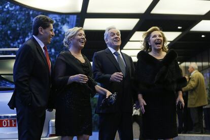  El expresidente de Chile Sebastián Piñera (2d), su mujer Cecilia Morel (d), junto al político y escritor Mauricio Rojas (i) y su pareja.