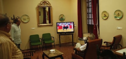 Una familia ve una corrida de toros en la tele