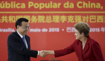 El primer ministro chino Li Keqiang saluda a la presidenta brasile&ntilde;a Dilma Rousseff en Brasilia, el 19 de mayo pasado.