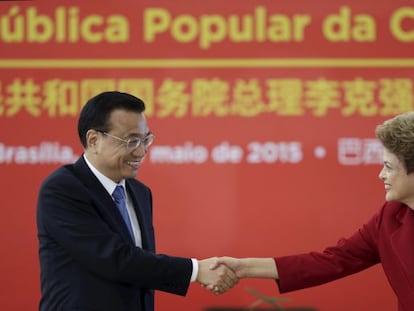 El primer ministro chino Li Keqiang saluda a la presidenta brasile&ntilde;a Dilma Rousseff en Brasilia, el 19 de mayo pasado.