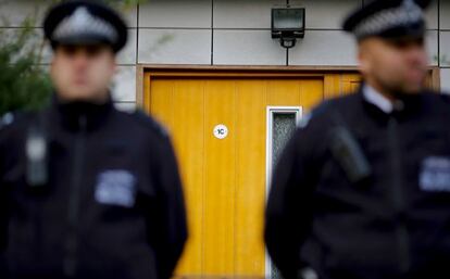 Polic&iacute;as a la puerta de uno de los pisos bajo investigaci&oacute;n en relaci&oacute;n al secuestro de tres mujeres al sur de Londres.