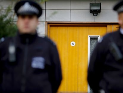 Polic&iacute;as a la puerta de uno de los pisos bajo investigaci&oacute;n en relaci&oacute;n al secuestro de tres mujeres al sur de Londres.