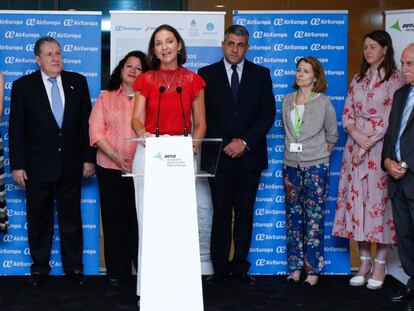 La ministra de Turismo en funciones, Reyes Maroto, en la inauguración de la línea de Air Europa a Iguazú, en el aeropuerto de Barajas.