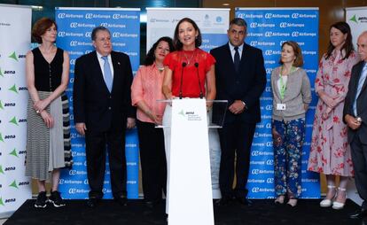 La ministra de Turismo en funciones, Reyes Maroto, en la inauguración de la línea de Air Europa a Iguazú, en el aeropuerto de Barajas.