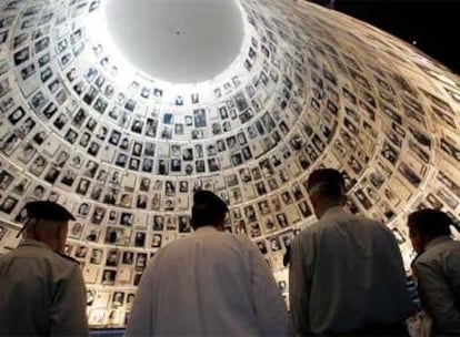 Visitantes observan el 'Salón de los Nombres' del Museo Yad Vashem de Jerusalén