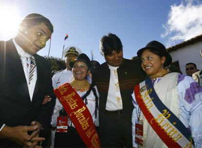 Los presidentes de Ecuador, Rafael Correa (izquierda), y Bolivia, Evo Morales, durante una fiesta indígena.