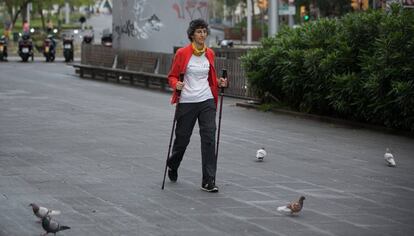 Una dona passeja per Barcelona a l'inici del desconfinament. 