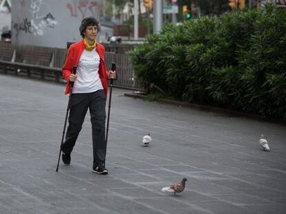 Una dona passeja per Barcelona a l'inici del desconfinament. 