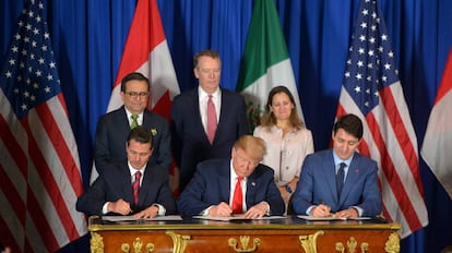 Foto de familia de los tres presidentes y sus ministros, durante la firma.