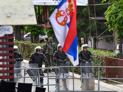 Soldados de las fuerzas internacionales de paz para Kosovo (KFOR) vigilaban el Ayuntamiento de Zvecan el pasado 30 de mayo.