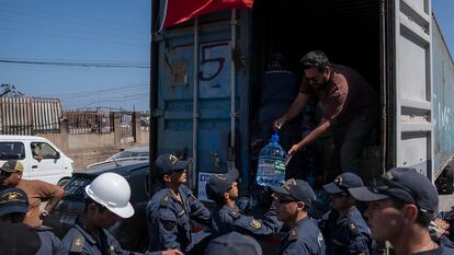 Integrantes de la Armada de Chile descargan un camión con alimentos, en Viña del Mar (Chile), el pasado 8 de febrero.