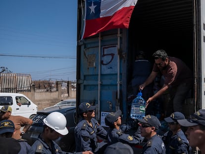 Integrantes de la Armada de Chile descargan un camión con alimentos, en Viña del Mar (Chile), el pasado 8 de febrero.