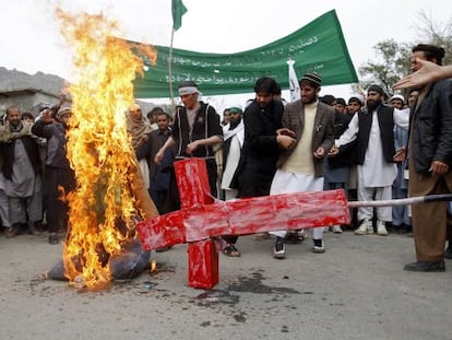 Un grupo de afganos protesta en Jalalabad, el pasado 13 de marzo. 
