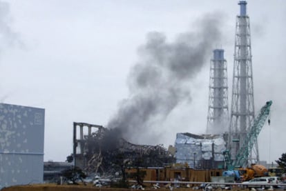 Una columna de humo sale de la zona donde está el reactor 3 de la central de Fukushima.