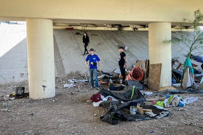 Voluntarios de la Recovery Alliance de El Paso en un campamento abandonado cerca Nuevo México.
