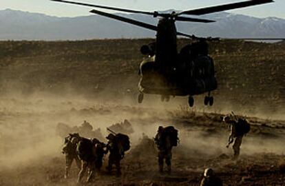 Un grupo de soldados estadounidenses desembarcan de un helicóptero en una montana cerca de Sirkankel, Afganistán.