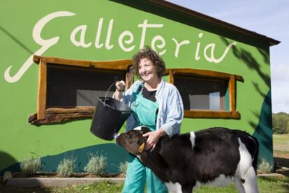 Marta Álvarez Quintero, con una de sus terneras en su granja de Monterroso (Lugo).