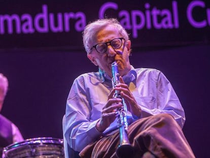 El director de cine estadounidense, Woody Allen, acompañado por su banda, durante el concierto en Badajoz.