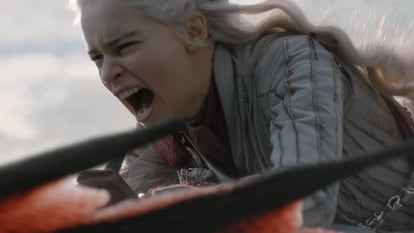 Tras la batalla de Invernalia, Daenerys vuelve a tener como objetivo principal recuperar el trono para los Targaryen y con la idea de que ella es la legítima heredera y no Jon. Pierde a su segundo dragón-hijo y a su mejor amiga y consejera, Missandei. Frenada una vez más por sus consejeros, evita arrasar con Desembarco del Rey, pero muestra que le queda poca paciencia y que ya no se fía de nadie.