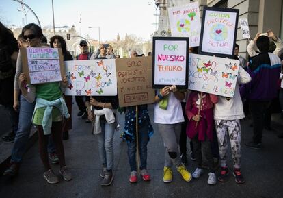 Un grup de nens mostren cartells durant la mobilització a Madrid.