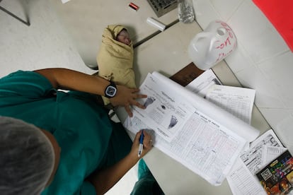 Una enfermera rellena unos documentos poco después del nacimiento de un bebé en el hospital Escuela de Tegucigalpa, Honduras. Según las autoridades locales, 220.000 niños nacieron en el país el año pasado.