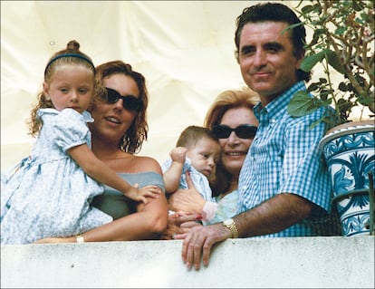 Rocío Jurado, con su hija Rocío Carrasco, sus nietos Rocío y David Flores, y su marido, el torero José Ortega Cano, en 1999.