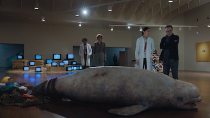 Una beluga muerta en estado de descomposición, instalación de uno de los artistas ficticios que aparecen en la serie.