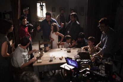 Una escena del rodatge de 'L'amiga genial', amb el director Saverio Costanzo al centre.