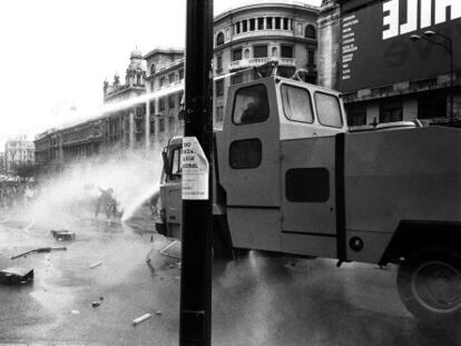 Cañones de agua contra manifestantes