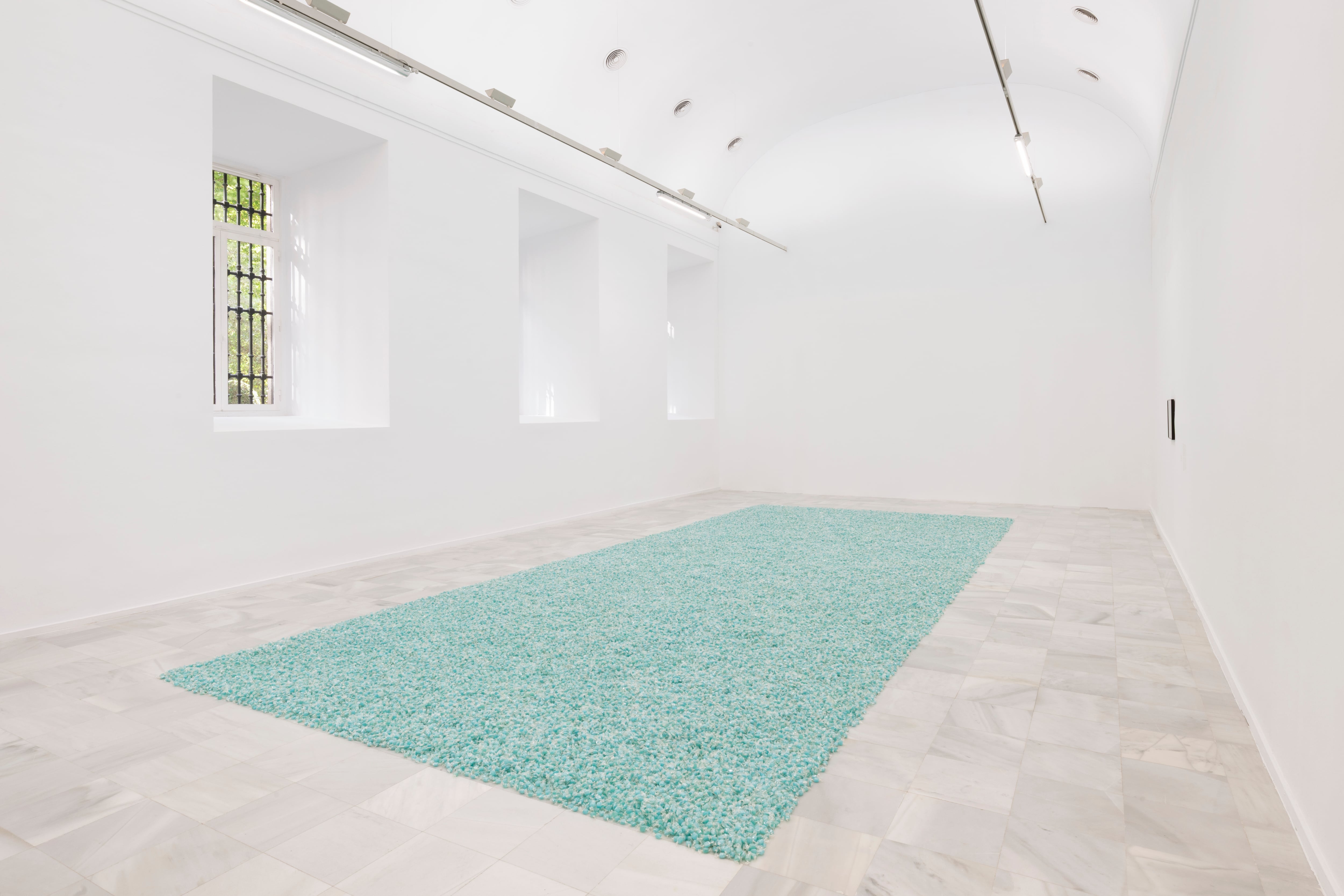 'Untitled (Revenge)', 1991, de Felix Gonzalez-Torres. Caramelos azules en envoltorios transparente, suministro inagotable. Las dimensiones totales varían con la instalación.