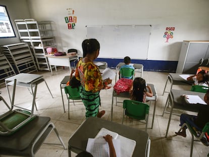 Una maestra y sus alumnos en un colegio en el municipio de Unguía (Colombia), el 4 de mayo de 2022.