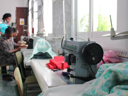 Imagen de archivo de un grupo de emigrantes guineanas y senegalesas en un taller de costura de Nador pensado para dar apoyo y formación a mujeres en situación de vulnerabilidad.
