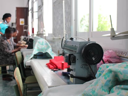 Un grupo de guineanas y senegalesas trabajan en un taller de costura de Nador pensado para dar apoyo y formación a mujeres en situación de vulnerabilidad.