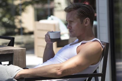 <p><strong>La serie.</strong> 'Big little lies'. Un drama basado en el libro de mismo nombre de Liane Moriarty. En HBO.</p> <p><strong>La escena.</strong> Cuando Perry (Alexander Skarsgard), un hombre de negocios aparentemente perfecto, pero maltratador y violento con su mujer, Celeste (Nicole Kidman), intenta obligarla a practicar sexo con él, ella le golpea en los genitales con una raqueta de tenis. En el episodio seis de la primera temporada. </p> <p><strong>El resultado.</strong> En apariencia, hasta parece cómico ver a Perry con el pene fuera, mostrando una sonrisa perfecta. Pero que no te engañe su fachada. Si Alexander Skarsgard ya mostró sus colmillos y todo lo demás en 'True Blood', en 'Big Little Lies' lo de menos es su cuerpo: Perry es un violador, un tipo controlador que solo provoca repulsión.</p>