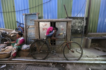 Un niño se sienta en una bicicleta en Bombay (India), el 22 de marzo de 2017.