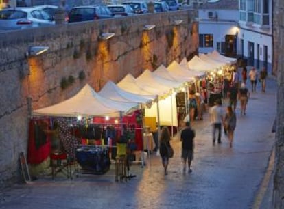 Puestos de un mercadillo callejero en Ciudadela (Menorca).