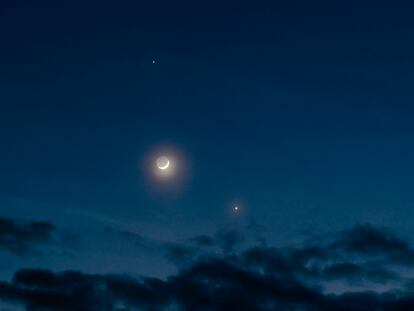 La luna entre Júpiter (arriba) y Venus, en Salgotarjan (Hungría) el pasado 22 de febrero.