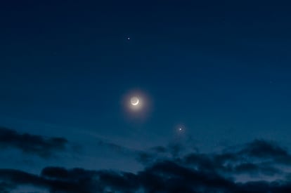 La luna entre Júpiter (arriba) y Venus, en Salgotarjan (Hungría) el pasado 22 de febrero.