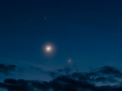 La luna entre Júpiter (arriba) y Venus, en Salgotarjan (Hungría) el pasado 22 de febrero.