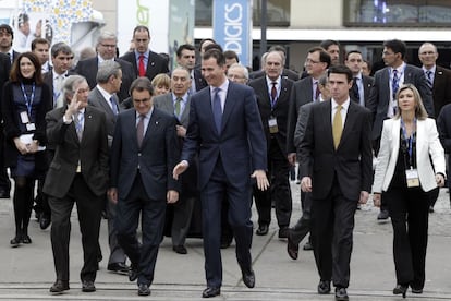 El alcalde de Barcelona, Xavier Trias (i), el presidente de la Generalitat de Cataluña, Artur Mas (2i), el príncipe de Asturias; el ministro de Industria, Energía y Turismo, José Manuel Soria (3d) y la delegada del Gobierno en Cataluña, María de los Llanos de Luna, durante la inauguración del congreso que, hasta el próximo jueves, convierte a Barcelona en la capital mundial de la telefonía.