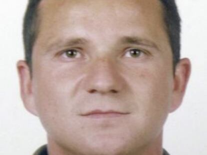 A punto de perder el vuelo por hablar con su mujer