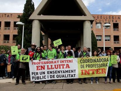 Un grupo de profesores interinos concentrados ayer ante la entrada de la Consejería de Educación.